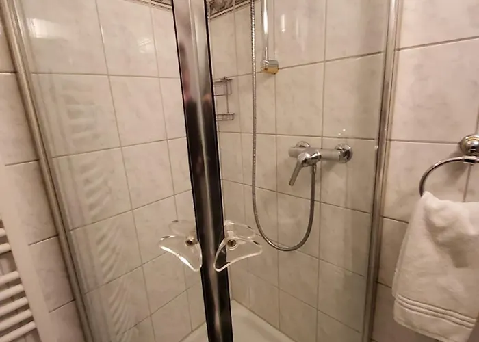 Helle 2 Schlafzimmer In - Grosszügig, Zentral Und Ruhig Gelegen *